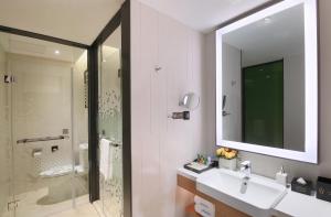 Phòng tắm tại Hampton by Hilton Shanghai Hongqiao NECC