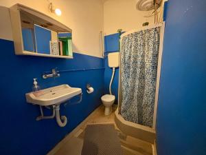 Koupelna v ubytování Vracar Affordable Suites - Vracar Povoljni Stanovi + 37 fotografií