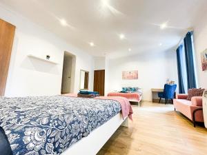 Un dormitorio con una cama y una sala de estar. en Rambla Comfort Rooms, en Barcelona 98 fotos más