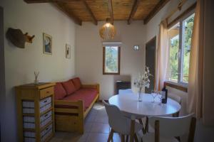 a living room with a table and a couch at Refugio del Hornero Norte in San Carlos de Bariloche