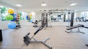 Un gimnasio con varias máquinas de correr y un espejo. en Beachside Bliss, 1BR Condo with Pool at Dania Beach, en Dania Beach