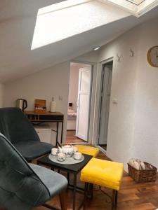 萨拉热窝Apartments Old Town的客厅里有一张沙发和一张桌子。