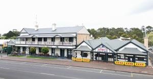 a building on the side of a street at Naracoorte Hotel Motel in Naracoorte