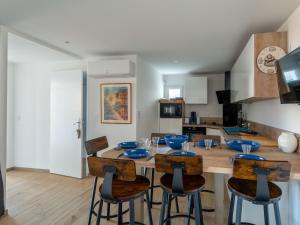 a kitchen with a table with blue dishes on it at Appartement T3 PMR Biscarrosse 6 Pers, Clim Parking - FR-1-319-607 in Biscarrosse
