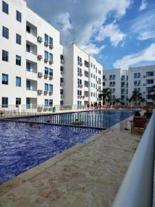 uma piscina em frente a um prédio em Acojedor apto en coveñas em Coveñas