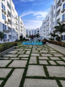 uma passarela de pedra em frente a alguns prédios de apartamentos em Acojedor apto en coveñas em Coveñas