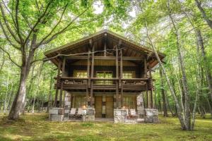 a tree house in the middle of the forest at Hotel Nidom in Tomakomai