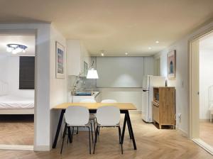 a kitchen and dining room with a table and chairs at Iee Sang House Room 3, 4 queen beds #COEX #Plastic surgery #Hospital #Lotte World #Free parking #Family #Friends in Seoul +1 photo