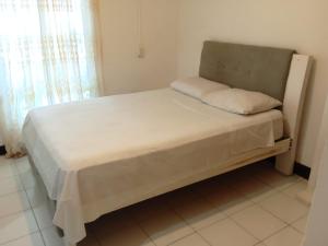 a small bed in a room with aermott at Shantyhostal in Cartagena de Indias