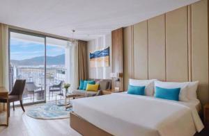 ニャチャンにあるPanorama Nha Trang Sanvillaの大きなベッドとバルコニーがあるホテルの部屋 +44枚の写真