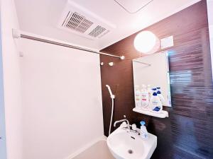 a bathroom with a sink and a mirror at 2 bedrooms and 1 living room on the 1st floor, 40sqm house, 10 min walk to Oji 2 min walk to Kajiyara Toden Arakawa Line in Wada +38 photos