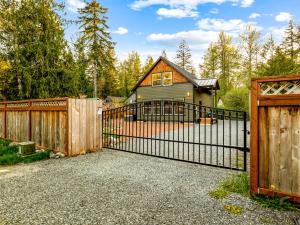 Gambar di galeri bagi Mt Rainier Retreat Private Hot Tub Firepit di Ashford