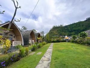 a house with a garden and a grass yard at Batur cottage in Kubupenlokan