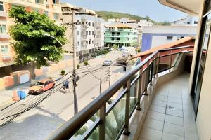a balcony with a view of a street at Hospedatom - Apto Comfort Prainha Arraial do Cabo in Arraial do Cabo