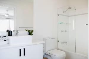 Ein Badezimmer in der Unterkunft Lazy Days by Stay Noosa