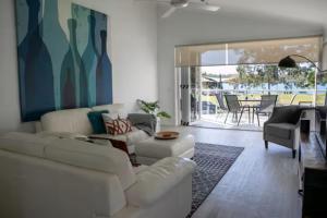 Ein Sitzbereich in der Unterkunft Lazy Days by Stay Noosa