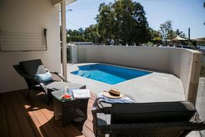 Der Swimmingpool an oder in der Nähe von Lazy Days by Stay Noosa
