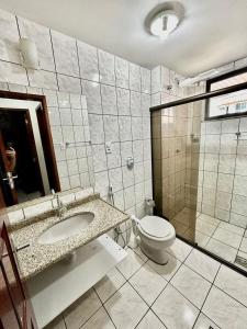 a bathroom with a toilet and a sink and a shower at Hospedatom - Apartamento Economy Prainha Arraial do Cabo in Arraial do Cabo +11 photos