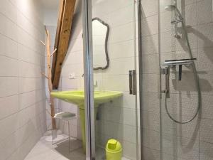 La salle de bains est pourvue d'un lavabo vert et d'une douche. dans l'établissement Gîte spacieux 200m² en ferme rénovée avec terrasse, à proximité de Montfort l'Amaury et Thoiry - FR-1-527-40, à Mareil-le-Guyon