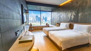 Voodi või voodid majutusasutuse YOHO Hollywood Roosevelt Hotel toas