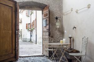een steeg met een tafel en stoelen in een deuropening bij Casa Di Laura in Roe