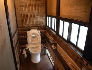 横須賀市にあるYokosukanominpaku Iriyamazu & Nariyamazu - Vacation STAY 18954の窓付きの客室内にバスルーム(トイレ付)が備わります。