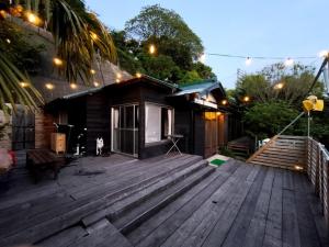 横須賀市にあるYokosukanominpaku Iriyamazu & Nariyamazu - Vacation STAY 18954の家屋を背景にした大きな木製デッキ +15枚の写真