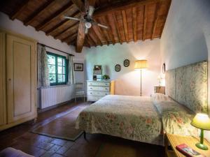 Posteľ alebo postele v izbe v ubytovaní Apartment with large garden and pool on the hills of Pisa