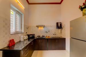 Η κουζίνα ή μικρή κουζίνα στο Value for Money Villa - 3BHK Private Pool WiFi Caretaker JAQK Holidays