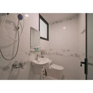 Koupelna v ubytování Phong Cách Hiện Đại - View Nhà Lồng Về Đêm