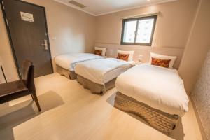 Postel nebo postele na pokoji v ubytování Golden Stone Hotel