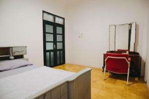 Ένα ή περισσότερα κρεβάτια σε δωμάτιο στο Omah Djagan Yogyakarta