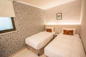 Postel nebo postele na pokoji v ubytování Golden Stone Hotel