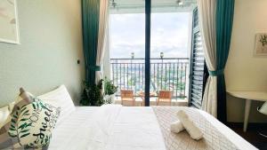 Postel nebo postele na pokoji v ubytování Studio at Vinhomes Green Bay - Luna's House