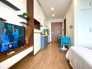 TV a/nebo společenská místnost v ubytování Studio at Vinhomes Green Bay - Luna's House