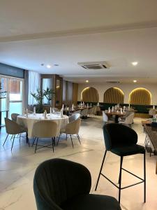 a restaurant with tables and chairs in a room at Hôtel Ivotel Abidjan in Abidjan +40 photos