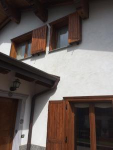 une maison dotée de portes et de fenêtres en bois. dans l'établissement Casa Zen, à Valfurva