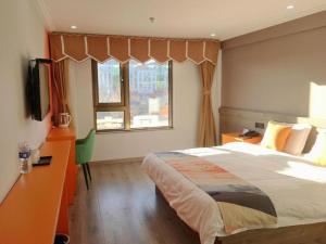 ein Schlafzimmer mit großem Bett und Fenster in der Unterkunft Shell Hotel Beijing Miyun District Shuiku Yangguang in Xiwengzhuang