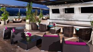 eine Terrasse mit Stühlen und Tischen auf einer Terrasse in der Unterkunft Elegant & Charming 2BR Apartment in Glendale