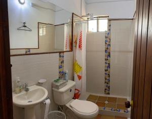 un piccolo bagno con un water e un lavandino di VillaMoreno - Casa Campestre a Ramiriquí Altre 30 foto