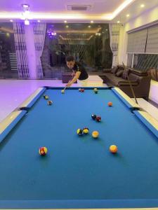 een vrouw speelt pool op een pooltafel bij Villa NT119 FLC Sầm Sơn in Sầm Sơn