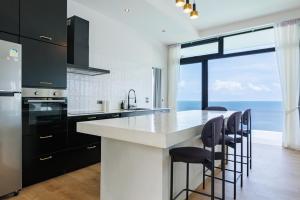 Η κουζίνα ή μικρή κουζίνα στο Sky Villa - Panoramic sea view