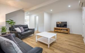TV a/nebo společenská místnost v ubytování Middleton Beach Holiday Apartment