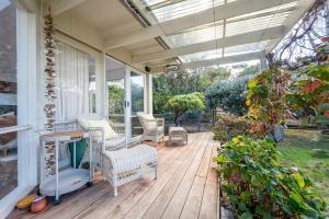 eine überdachte Veranda mit Stühlen und einem Tisch in der Unterkunft Sky Views in Somers