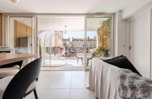 a kitchen and dining room with a view of a balcony at Casa de Marseille in Marseille