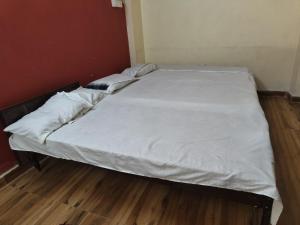 Postel nebo postele na pokoji v ubytování Jhusi Hotel & Restaurant