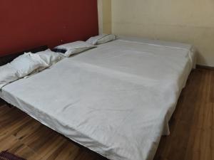 Postel nebo postele na pokoji v ubytování Jhusi Hotel & Restaurant