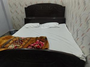 Postel nebo postele na pokoji v ubytování Jhusi Hotel & Restaurant + 11 fotografií