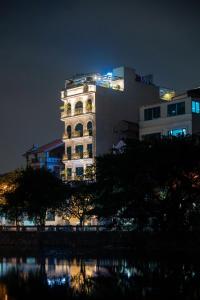 ein Gebäude mit Lichtern auf dem Dach bei Nacht in der Unterkunft Legend Smart Hotel in Phú Thú