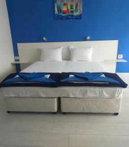 A bed or beds in a room at Exotic Guest House
